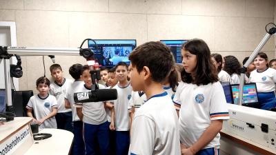 Alunos do 4Âº ano da Escola Municipal LeocÃ¡dio JosÃ© Correia visitaram a Campo Aberto FM