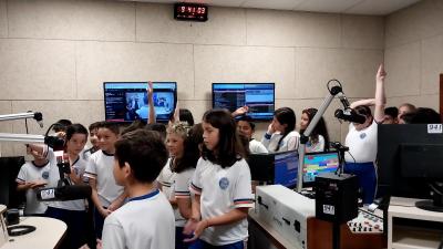 Alunos do 4Âº ano da Escola Municipal LeocÃ¡dio JosÃ© Correia visitaram a Campo Aberto FM