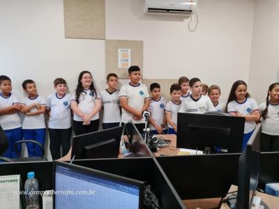 Alunos do 4Âº ano tarde da Escola Municipal LeocÃ¡dio JosÃ© Correia visitaram a Campo Aberto FM