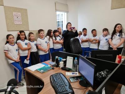 Alunos do 4Âº ano tarde da Escola Municipal LeocÃ¡dio JosÃ© Correia visitaram a Campo Aberto FM