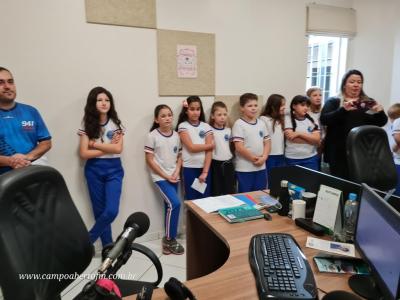 Alunos do 4Âº ano tarde da Escola Municipal LeocÃ¡dio JosÃ© Correia visitaram a Campo Aberto FM