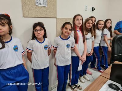 Alunos do 4Âº ano tarde da Escola Municipal LeocÃ¡dio JosÃ© Correia visitaram a Campo Aberto FM