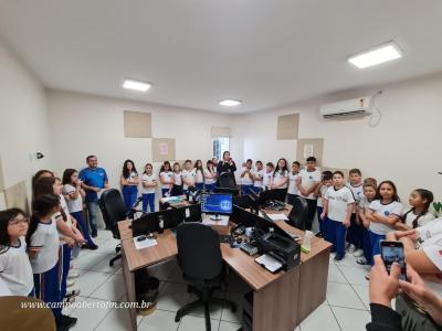 Alunos do 4Âº ano tarde da Escola Municipal LeocÃ¡dio JosÃ© Correia visitaram a Campo Aberto FM