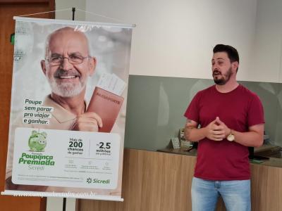 Sicredi entrega prÃªmio da campanha poupanÃ§a premiada