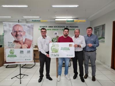 Sicredi entrega prÃªmio da campanha poupanÃ§a premiada