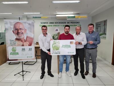 Sicredi entrega prÃªmio da campanha poupanÃ§a premiada
