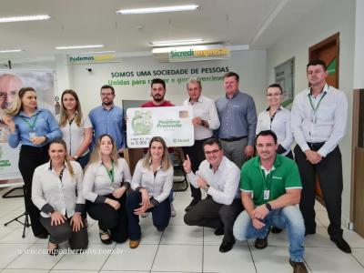 Sicredi entrega prÃªmio da campanha poupanÃ§a premiada