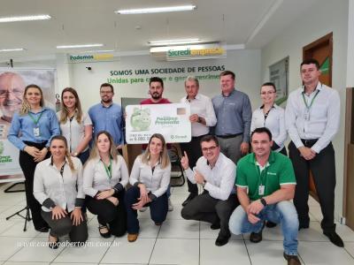 Sicredi entrega prÃªmio da campanha poupanÃ§a premiada