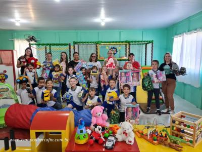 Projeto Gralha Azul de Nova Laranjeiras entrega brinquedos para crianÃ§as do SOS