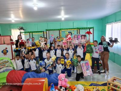 Projeto Gralha Azul de Nova Laranjeiras entrega brinquedos para crianÃ§as do SOS