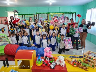 Projeto Gralha Azul de Nova Laranjeiras entrega brinquedos para crianÃ§as do SOS