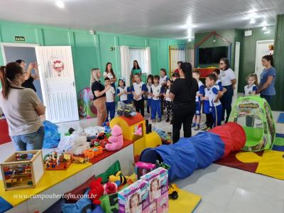 Projeto Gralha Azul de Nova Laranjeiras entrega brinquedos para crianÃ§as do SOS