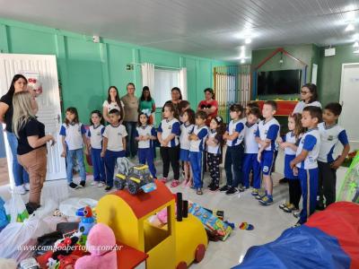 Projeto Gralha Azul de Nova Laranjeiras entrega brinquedos para crianÃ§as do SOS