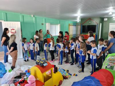 Projeto Gralha Azul de Nova Laranjeiras entrega brinquedos para crianÃ§as do SOS