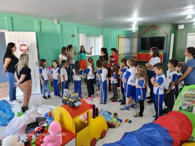 Projeto Gralha Azul de Nova Laranjeiras entrega brinquedos para crianÃ§as do SOS