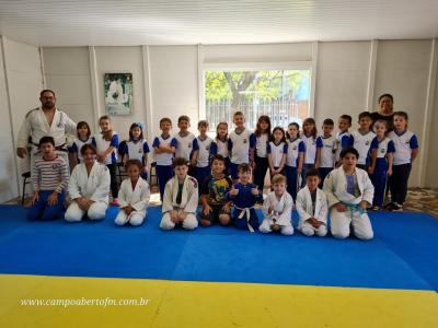 Projeto Gralha Azul de Nova Laranjeiras entrega brinquedos para crianÃ§as do SOS