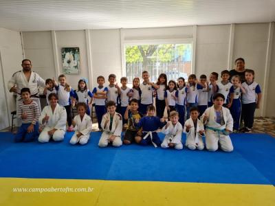 Projeto Gralha Azul de Nova Laranjeiras entrega brinquedos para crianÃ§as do SOS