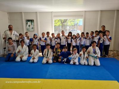 Projeto Gralha Azul de Nova Laranjeiras entrega brinquedos para crianÃ§as do SOS