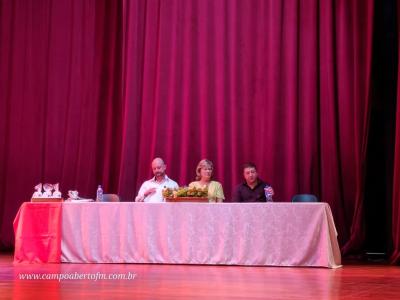 LS: ColÃ©gio Laranjeiras premia alunos destaques do ano