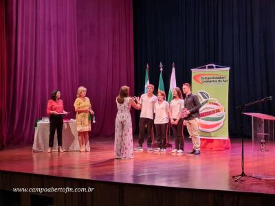 LS: ColÃ©gio Laranjeiras premia alunos destaques do ano