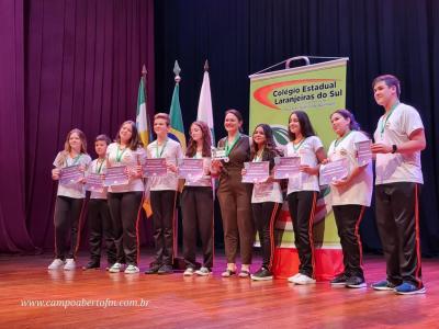 LS: ColÃ©gio Laranjeiras premia alunos destaques do ano