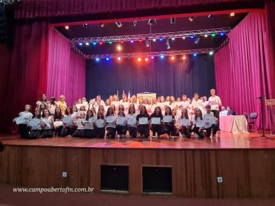 LS: ColÃ©gio Laranjeiras premia alunos destaques do ano