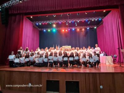 LS: ColÃ©gio Laranjeiras premia alunos destaques do ano