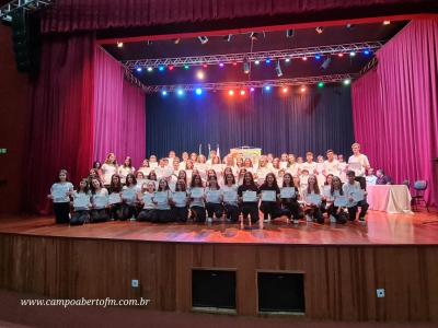 LS: ColÃ©gio Laranjeiras premia alunos destaques do ano