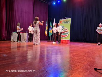 LS: ColÃ©gio Laranjeiras premia alunos destaques do ano