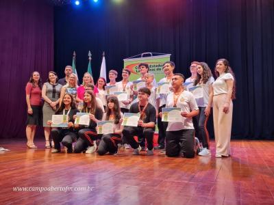 LS: ColÃ©gio Laranjeiras premia alunos destaques do ano