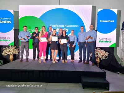 Programa Sicredi Fortalece entrega Certificado de conclusÃ£o a 91 associados da regiÃ£o