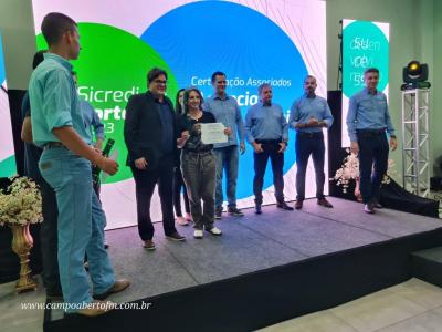 Programa Sicredi Fortalece entrega Certificado de conclusÃ£o a 91 associados da regiÃ£o