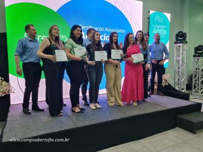 Programa Sicredi Fortalece entrega Certificado de conclusÃ£o a 91 associados da regiÃ£o