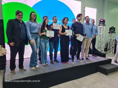 Programa Sicredi Fortalece entrega Certificado de conclusÃ£o a 91 associados da regiÃ£o