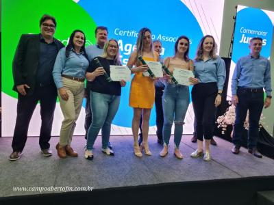 Programa Sicredi Fortalece entrega Certificado de conclusÃ£o a 91 associados da regiÃ£o