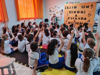 Escola JosÃ© LeocÃ¡dio Correia comemora Dia do MÃºsico com Ciranda Musical