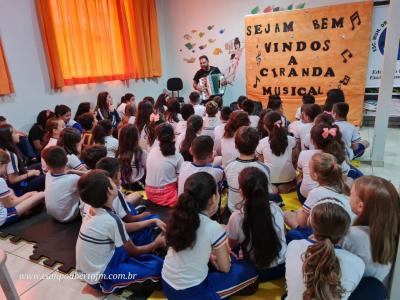 Escola JosÃ© LeocÃ¡dio Correia comemora Dia do MÃºsico com Ciranda Musical