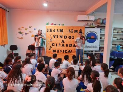 Escola JosÃ© LeocÃ¡dio Correia comemora Dia do MÃºsico com Ciranda Musical