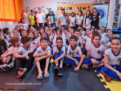 Escola JosÃ© LeocÃ¡dio Correia comemora Dia do MÃºsico com Ciranda Musical