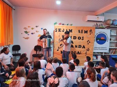 Escola JosÃ© LeocÃ¡dio Correia comemora Dia do MÃºsico com Ciranda Musical