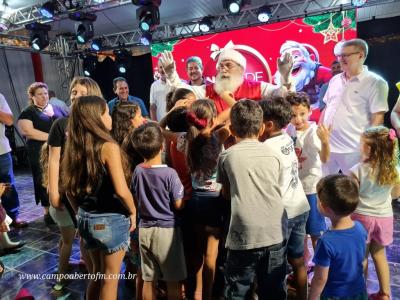 Natal de Laranjeiras 2023: abertura reÃºne famÃ­lias laranjeirenses na PraÃ§a Nogueira do Amaral