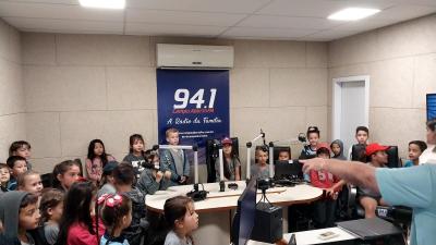 Alunos da Escola Municipal Rio Bonito do IguaÃ§u visitaram a Campo Aberto FM nesta segunda (11)