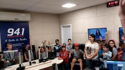 Alunos da Escola Municipal Rio Bonito do IguaÃ§u visitaram a Campo Aberto FM nesta segunda (11)