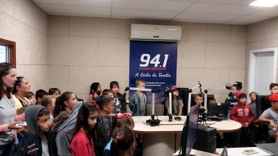 Alunos da Escola Municipal Rio Bonito do IguaÃ§u visitaram a Campo Aberto FM nesta segunda (11)