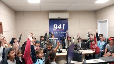 Alunos da Escola Municipal Rio Bonito do IguaÃ§u visitaram a Campo Aberto FM nesta segunda (11)