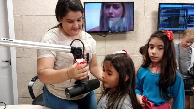 Alunos da Escola Municipal Rio Bonito do IguaÃ§u visitaram a Campo Aberto FM nesta segunda (11)