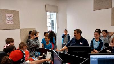 Alunos da Escola Municipal Rio Bonito do IguaÃ§u visitaram a Campo Aberto FM nesta segunda (11)