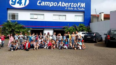 Alunos da Escola Municipal Rio Bonito do IguaÃ§u visitaram a Campo Aberto FM nesta segunda (11)