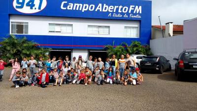 Alunos da Escola Municipal Rio Bonito do IguaÃ§u visitaram a Campo Aberto FM nesta segunda (11)