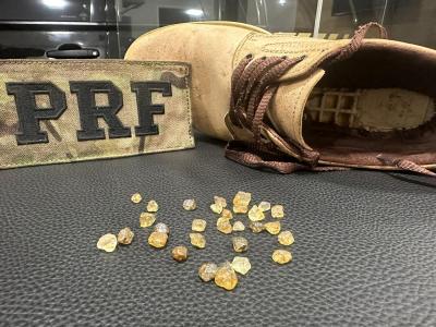 PRF apreende cidadÃ£o paraguaio com pedras misteriosas dentro do sapato